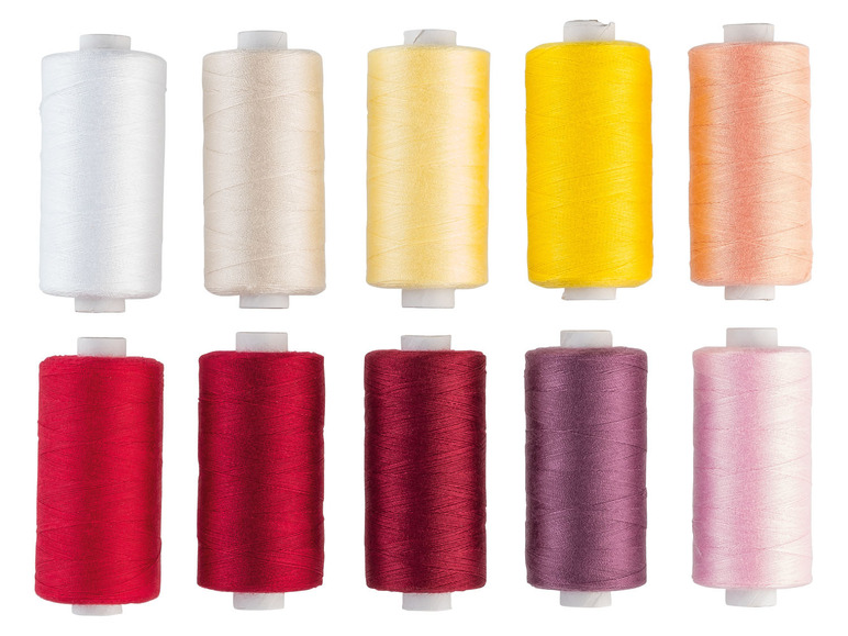 Tien spoelen garen in verschillende kleuren.