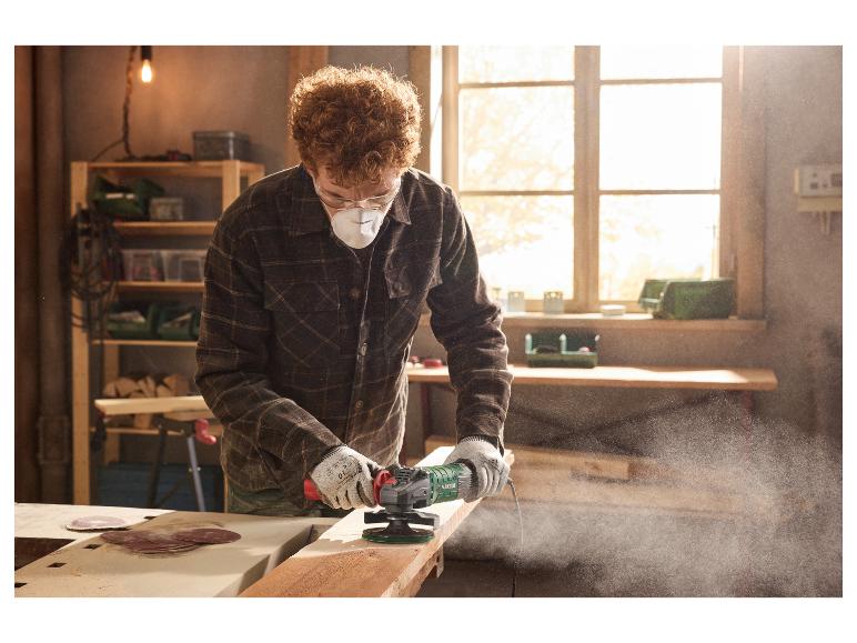 Man schuurt hout met een PARKSIDE haakse slijper in een werkplaats.