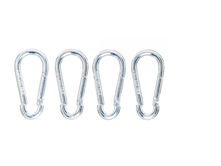 Vier zilverkleurige metalen karabijnhaken met veermechanisme, op een rij geplaatst op een witte achtergrond.