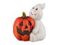 Halloween decoratie: een vriendelijk spook omhelst een gesneden pompoen.