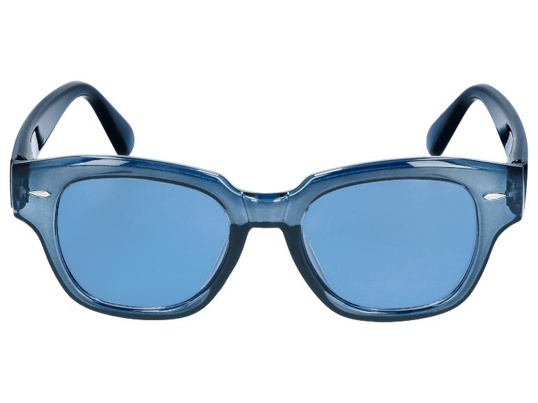 Blauwe zonnebril met donkerblauwe monturen en glazen op een witte achtergrond.