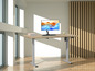 Een houten bureau met een verstelbare hoogte, een monitor en een toetsenbord.
