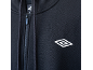Zwarte hoodie met rits en wit logo op de borst.