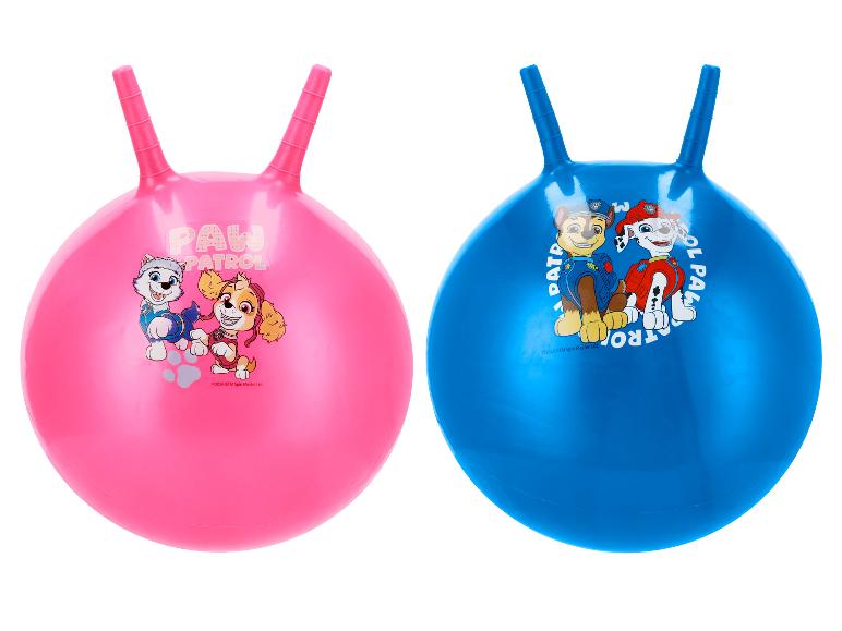 Twee Paw Patrol springballen, één roze met Everest en Skye, één blauw met Chase en Marshall.