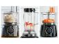 Drie Bosch keukenapparaten: een foodprocessor met deeg, een blender met aardbeien en een foodprocessor met wortels.
