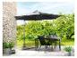 Tuinparasol, buiten tafel en stoelen.