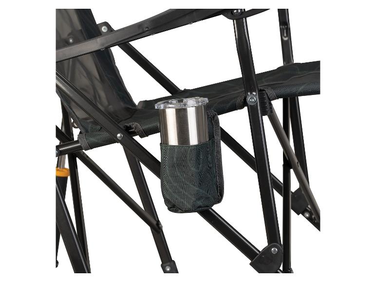 Een zwarte campingstoel met een bekerhouder voor een thermosbeker.