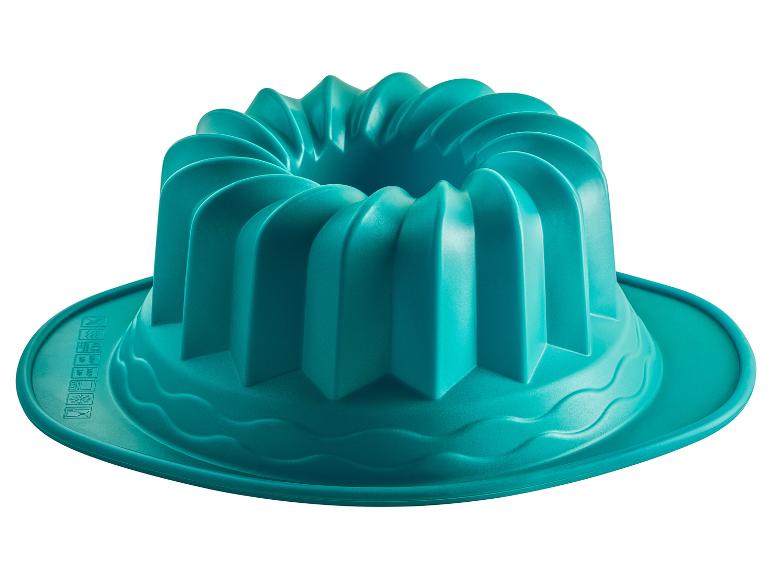 Een turquoise siliconen bakvorm voor een tulbandcake.