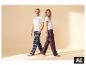 Man en vrouw in geruite flanellen pyjamabroeken en witte T-shirts. [AI-gegenereerde afbeelding]