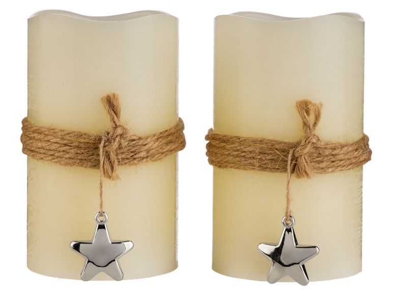 Twee beige led-kaarsen met touw en sterhanger.