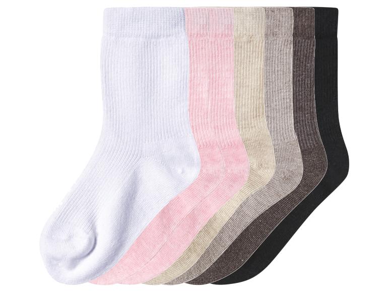 Kleurrijke kindersokken in wit, roze, beige, grijs, bruin en zwart.