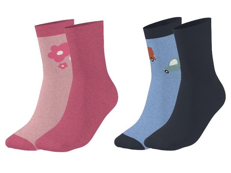 Twee paar kindersokken: één roze met bloemen, één blauw met auto's.