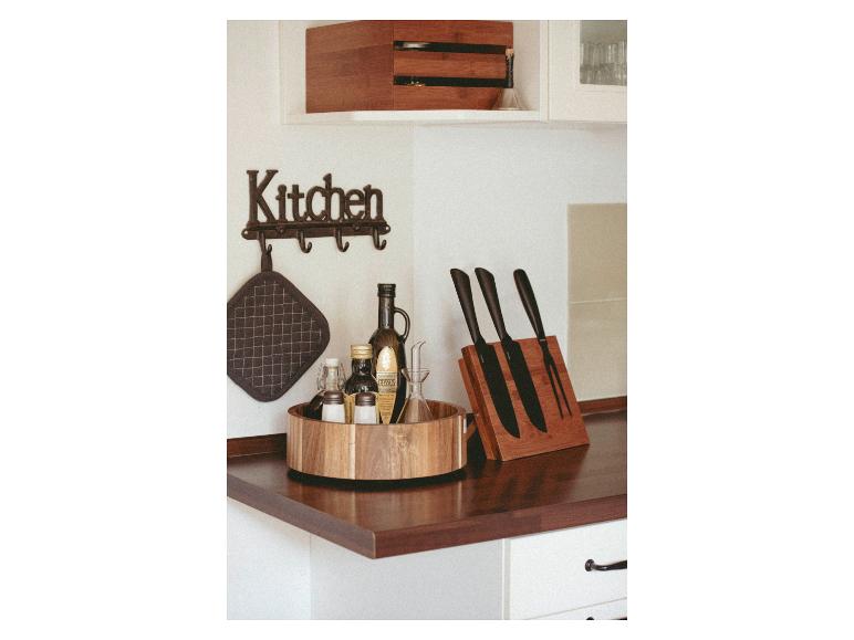 Houten keukenorganizer met olieflessen, kruiden en magnetische messenblok.