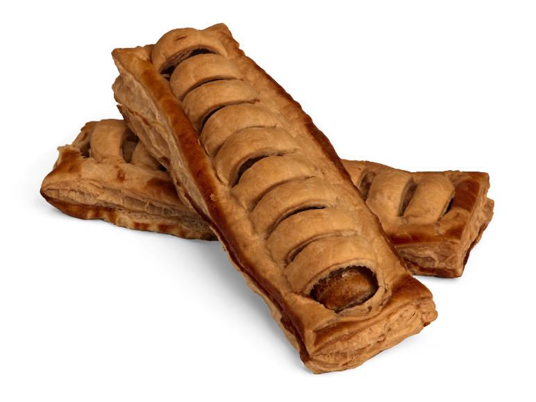 Twee versgebakken worstenbroodjes van bladerdeeg op een zwarte achtergrond.