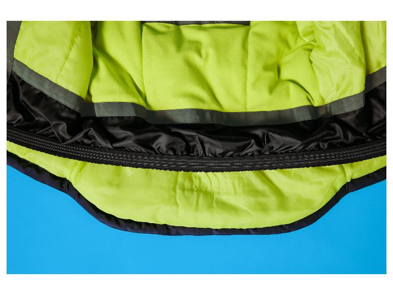 Neongele en zwarte hondenjas op blauwe achtergrond