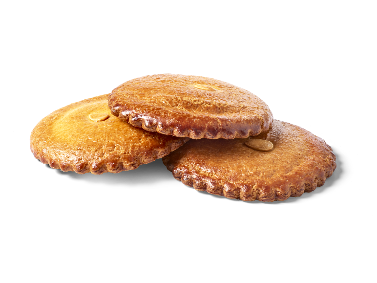 Drie goudbruine amandelkoekjes op een zwarte achtergrond