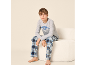 Jongen in grijs shirt met lange mouwen met 'BREAKFAST CLUB' tekst en blauw geruite pyjamabroek.