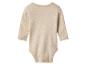 Een beige romper met lange mouwen voor baby's, van achteren gezien.