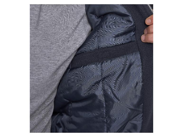 Binnenkant van een blauwe gewatteerde jas met een zichtbare grijze voering