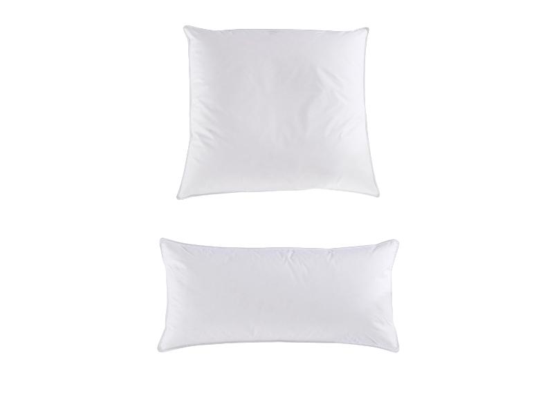 Twee witte kussens, een vierkant en een rechthoekig, met grijze bies.