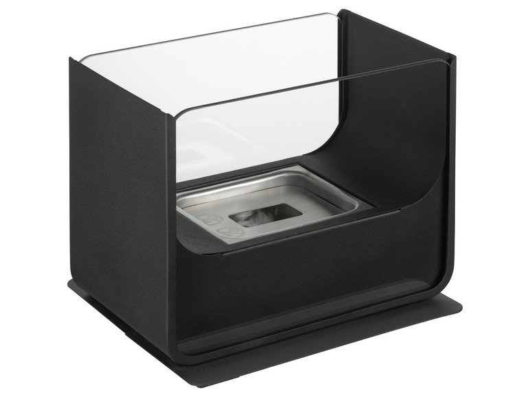 Een zwarte buitenhaard met glazen beschermkap.