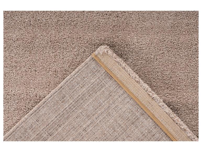 Beige tapijt met zichtbare antislip onderkant