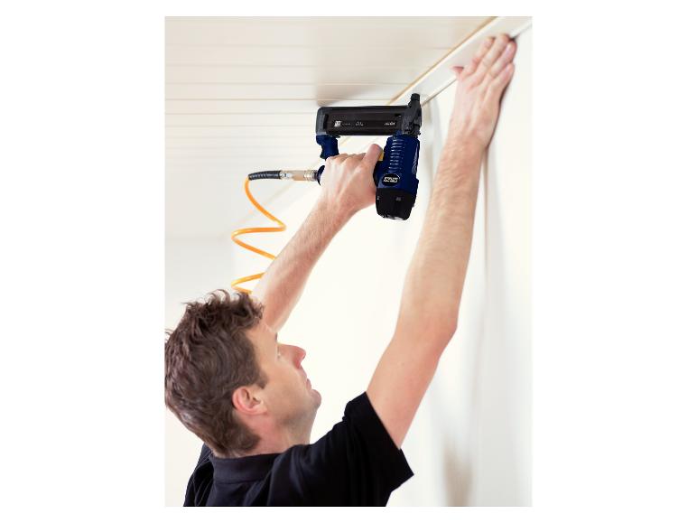 Man installeert plafondlijst met LIVARNO® PB131 pneumatische tacker