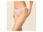 Vrouw in beige slip met hoge taille, met hand op de heup.