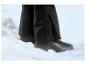 Zwarte skibroek en Nitro-schoenen in de sneeuw.