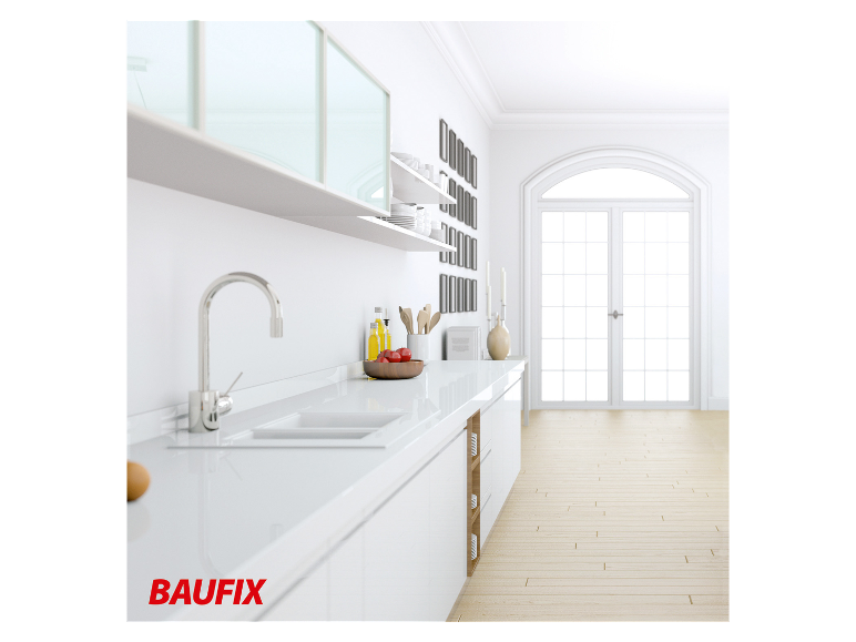 Moderne Baufix keuken: stijlvolle aanrechten, kasten en kraan.