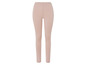 Roze leggings op een witte achtergrond.