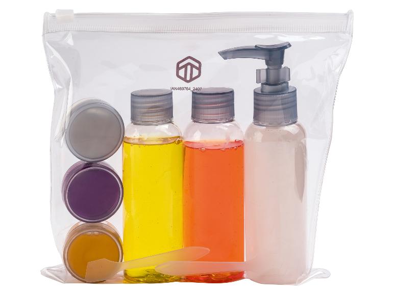 Reissetje met pompflacons, potjes en spatels.