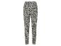 Broek met zwart-wit ikat patroon.