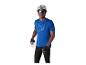 Man in blauw fietsshirt, zwarte korte broek, helm en zonnebril, met een bidon.