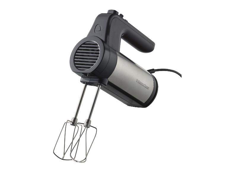 Een zwarte en zilveren SilverCrest handmixer met bevestigde gardes.