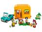 LEGO speelset met auto, camper en dierenfiguren die tuinieren.
