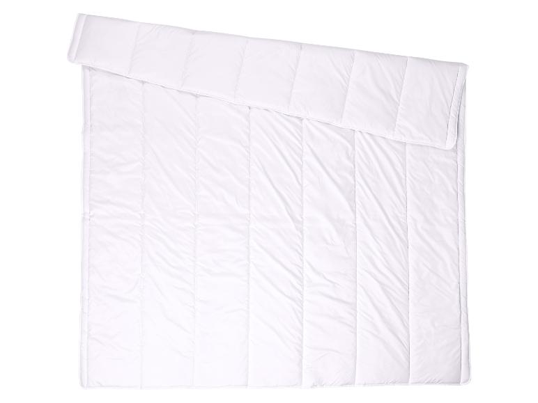 Wit dekbed of deken met verticale stiksels