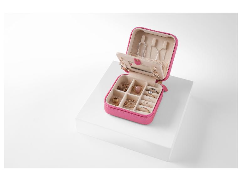Roze juwelendoos met ringen, kettingen en oorbellen.