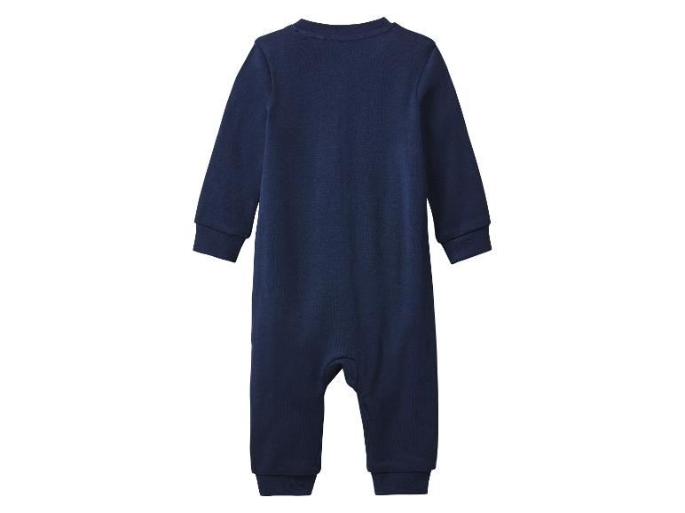Een donkerblauwe baby romper met lange mouwen.