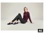 ESMARA® dameslegging met een donkere trui en schoenen. [AI-gegenereerde afbeelding]