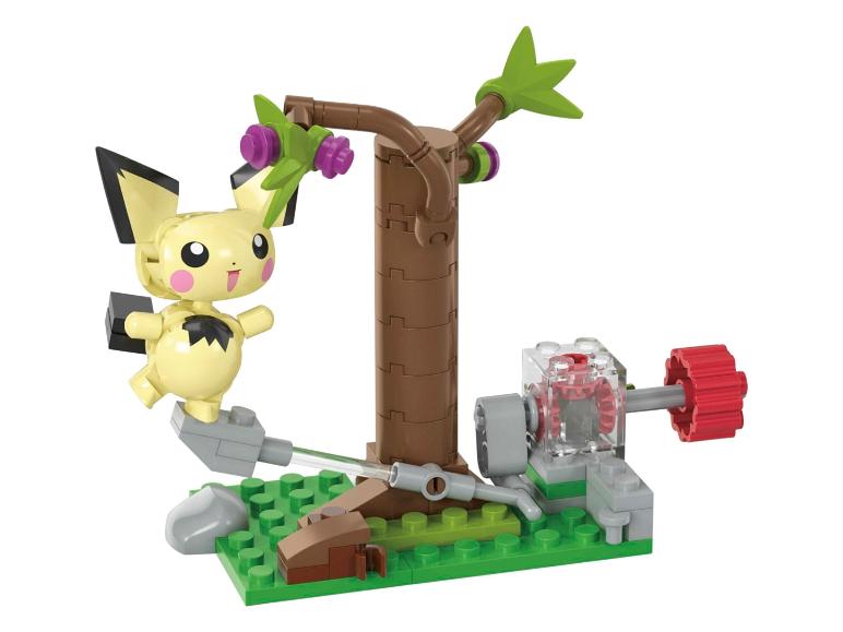Pikachu gemaakt van bouwstenen, een boom en een mechanisme met tandwiel.