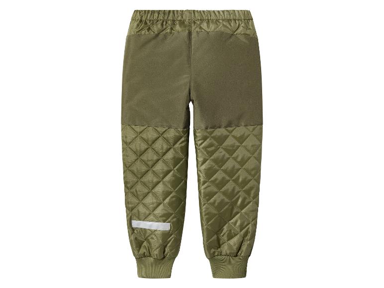 Groene gewatteerde kinderbroek met geribbelde boorden en reflecterend detail.