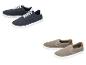 Twee paar herenschoenen: donkerblauwe veterschoenen en beige instappers.
