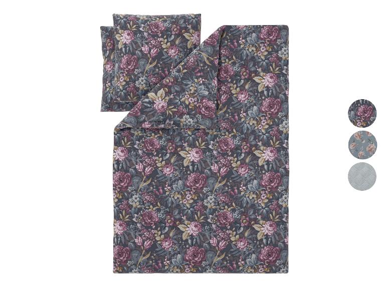 Dekbedovertrekset met kussens, bloemenpatroon in mauve en grijstinten op een donkere achtergrond.