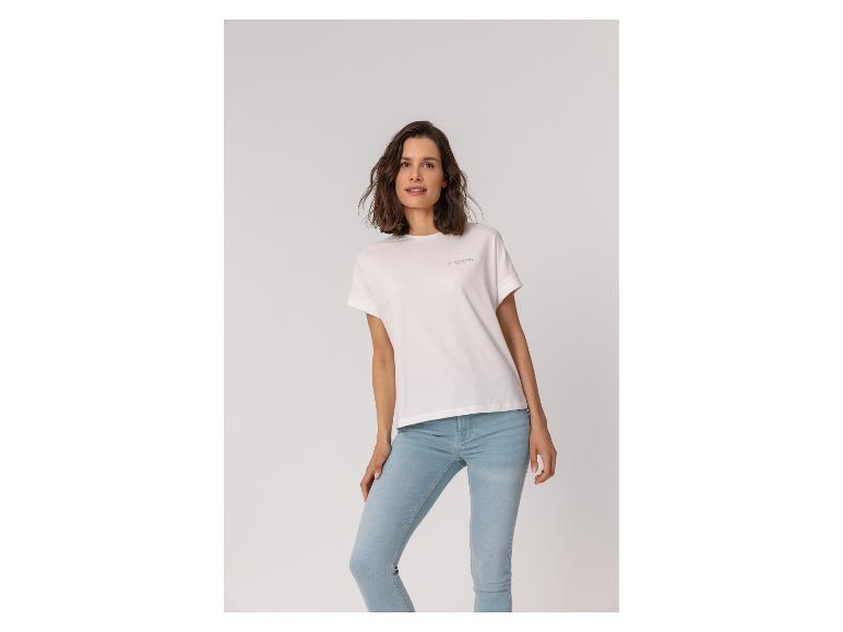 Vrouwen wit T-shirt met korte mouwen en lichtblauwe jeans.