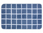 Een blauwe badmat met een wit geruit patroon.