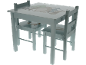Kindertafel en twee stoelen van hout met bosdierillustraties.