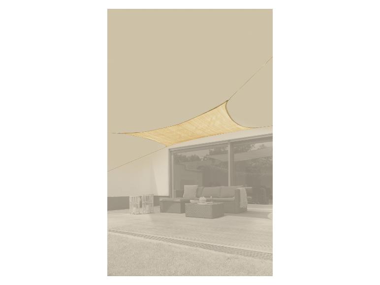 Beige schaduwdoek boven een terras met tuinmeubelen.