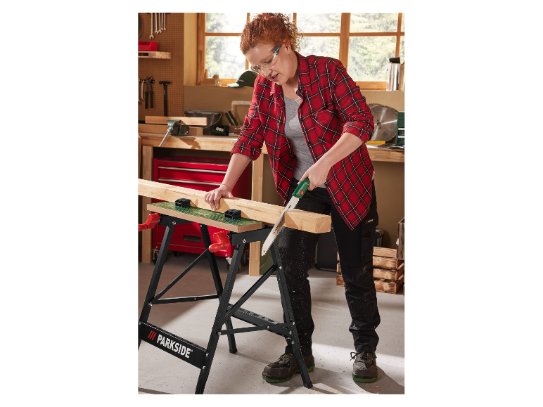 Een vrouw gebruikt een Parkside zaagbok om hout te zagen.