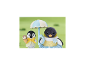 Twee pinguïnfiguren, één met een ijsje en de ander met een parasol, op een groene achtergrond.